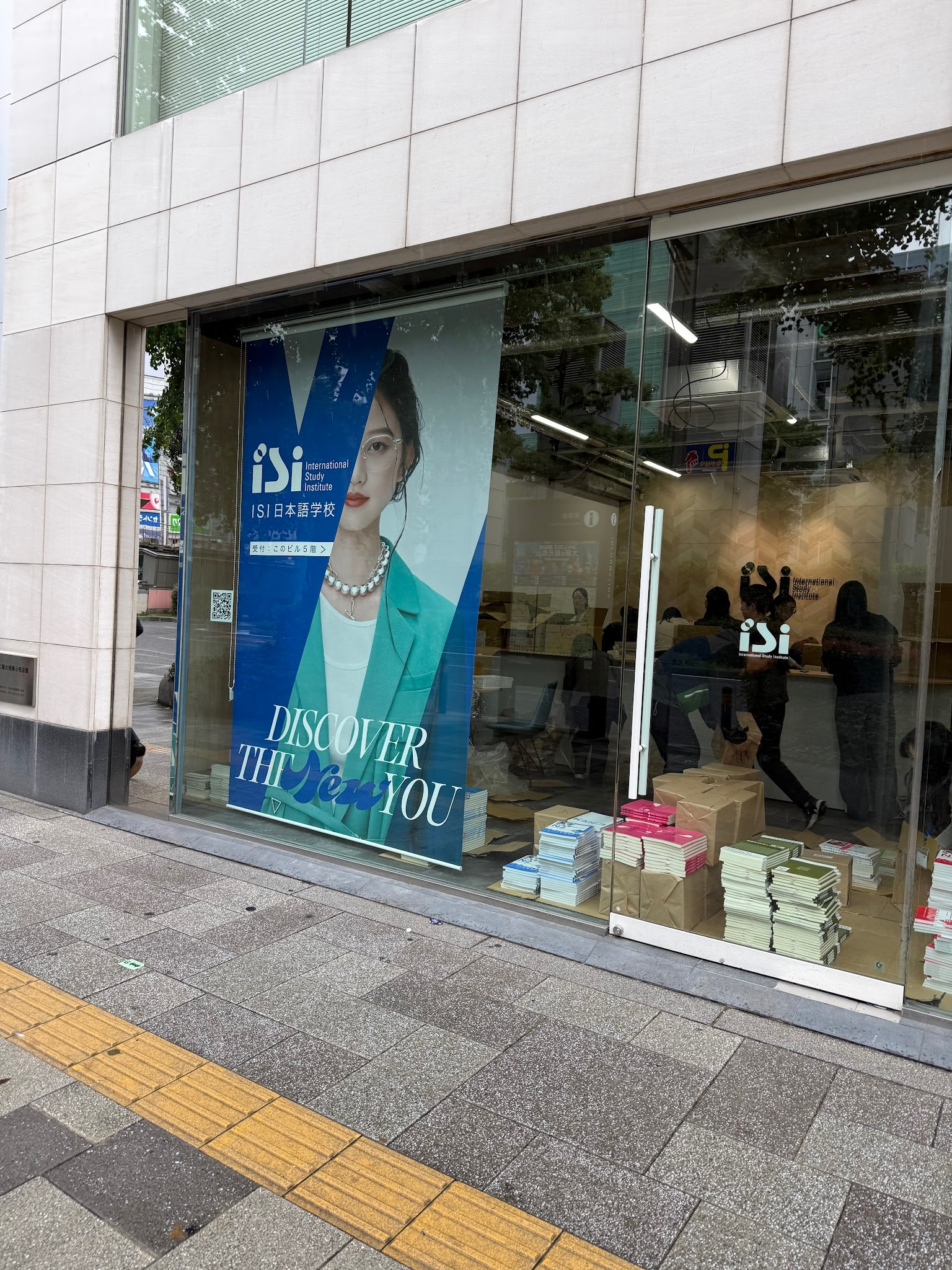 從街上望進 ISI 日本語言學校的大廳櫥窗