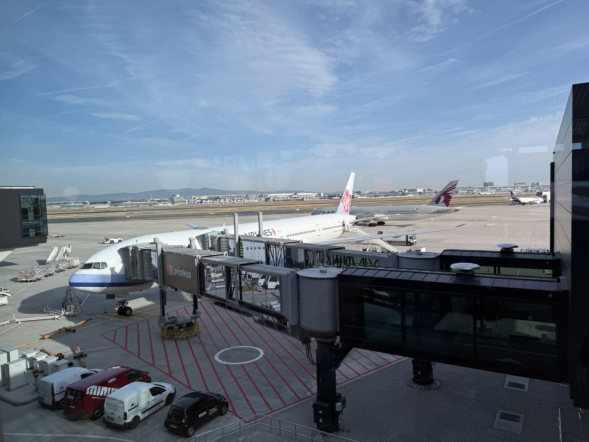 透過候機大廳窗戶看見正在空橋旁整備的班機
