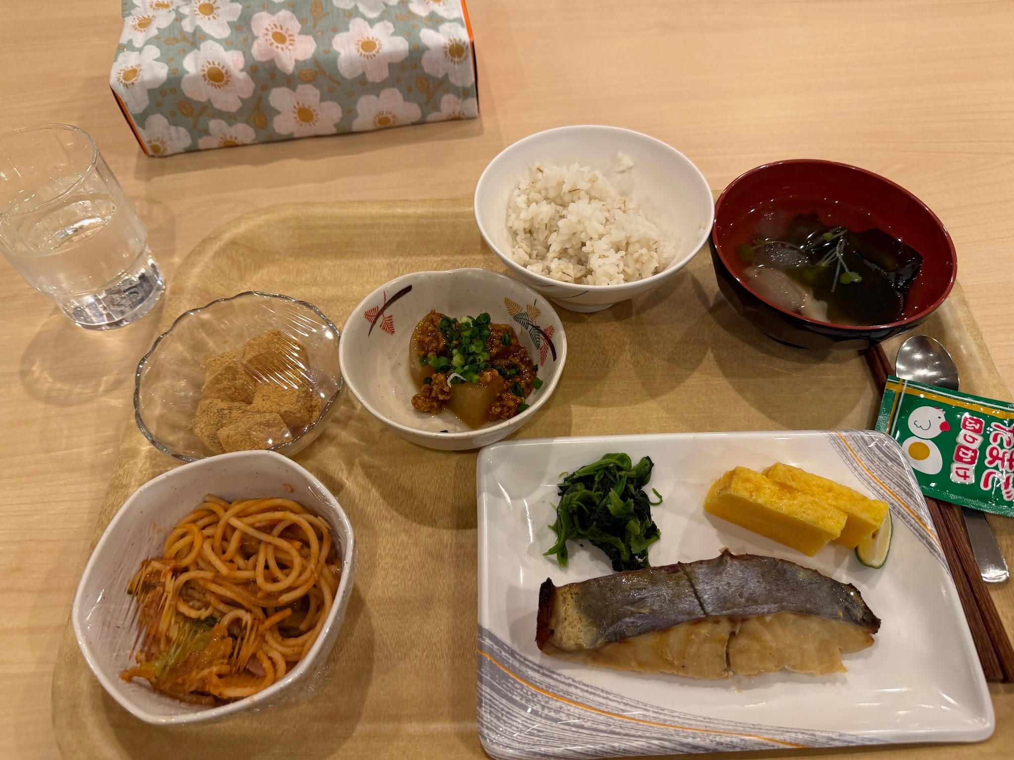 宿舍食堂的日式晚餐，配有一份義大利麵小菜