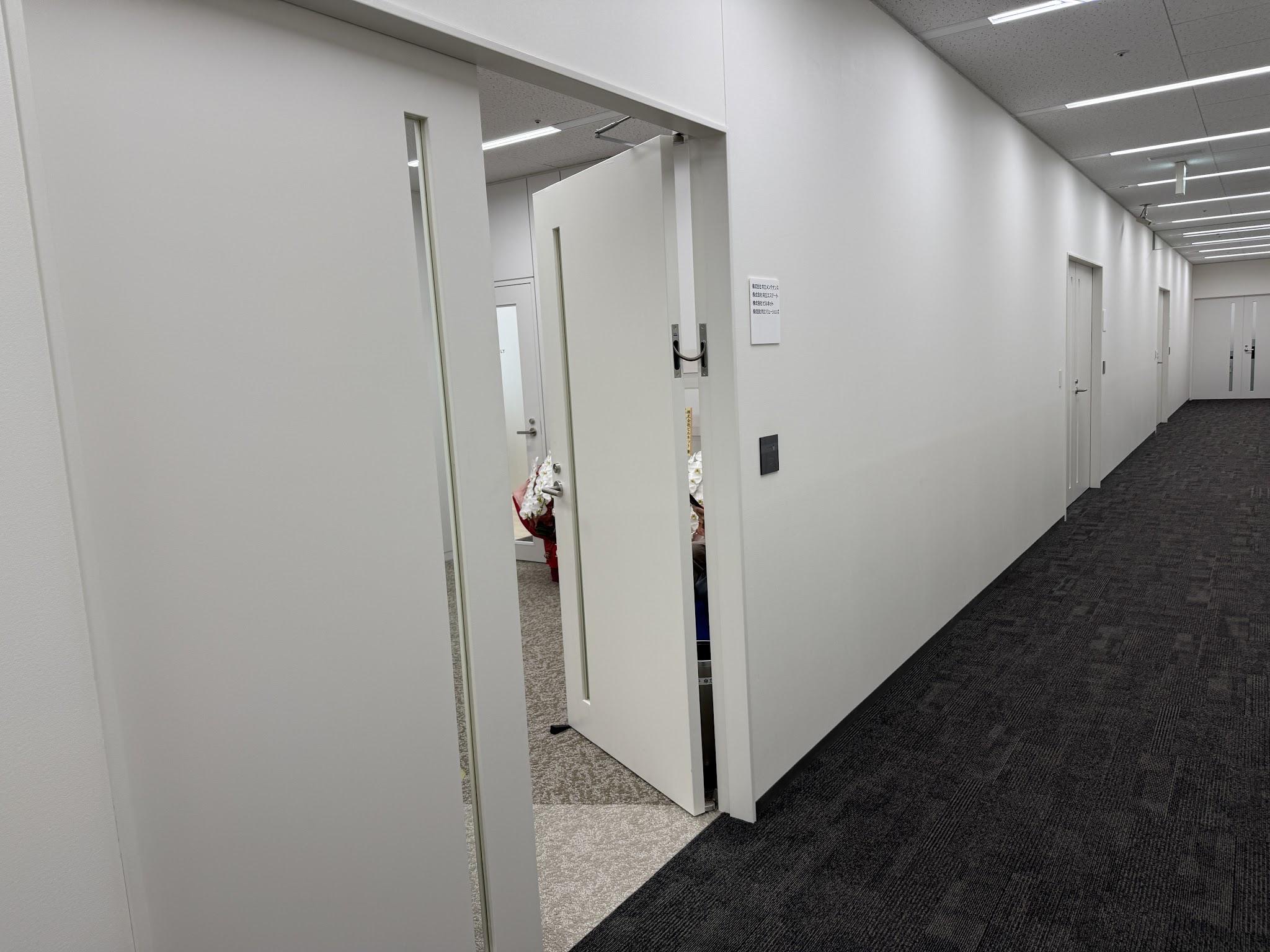 八樓右手邊走廊內的共立公司辦公室入口