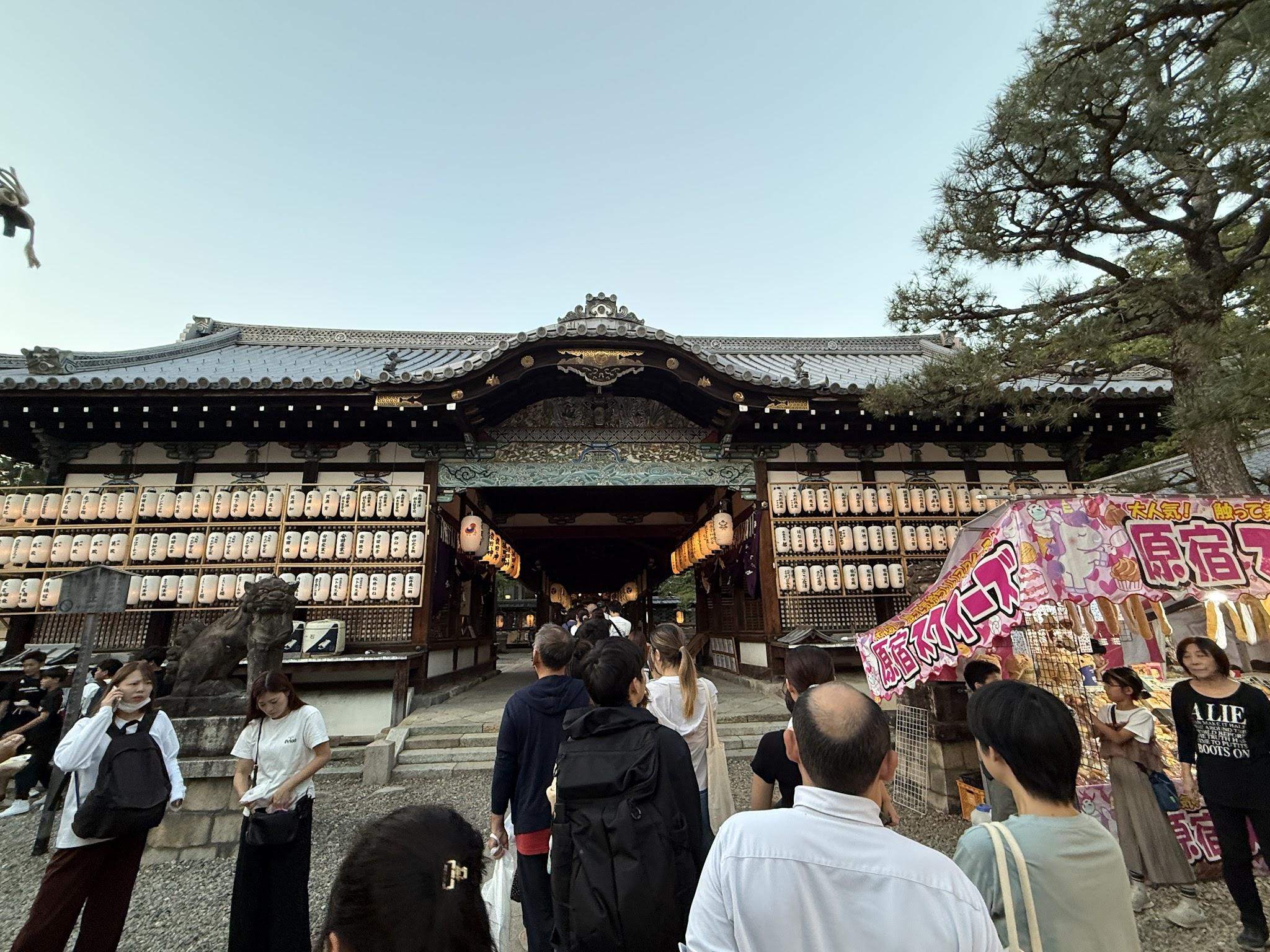 御香宮神社本殿前排著長長的參拜隊伍，兩側掛滿燈籠