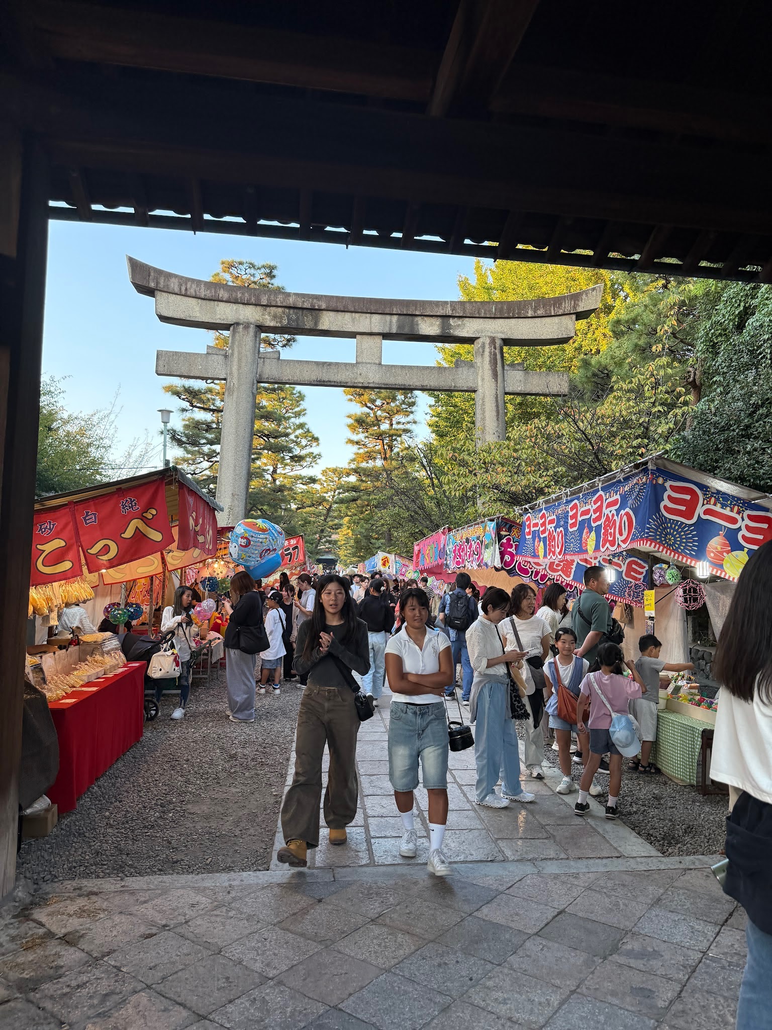 御香宮神社入口的石鳥居與佔滿境內兩側的祭典攤位