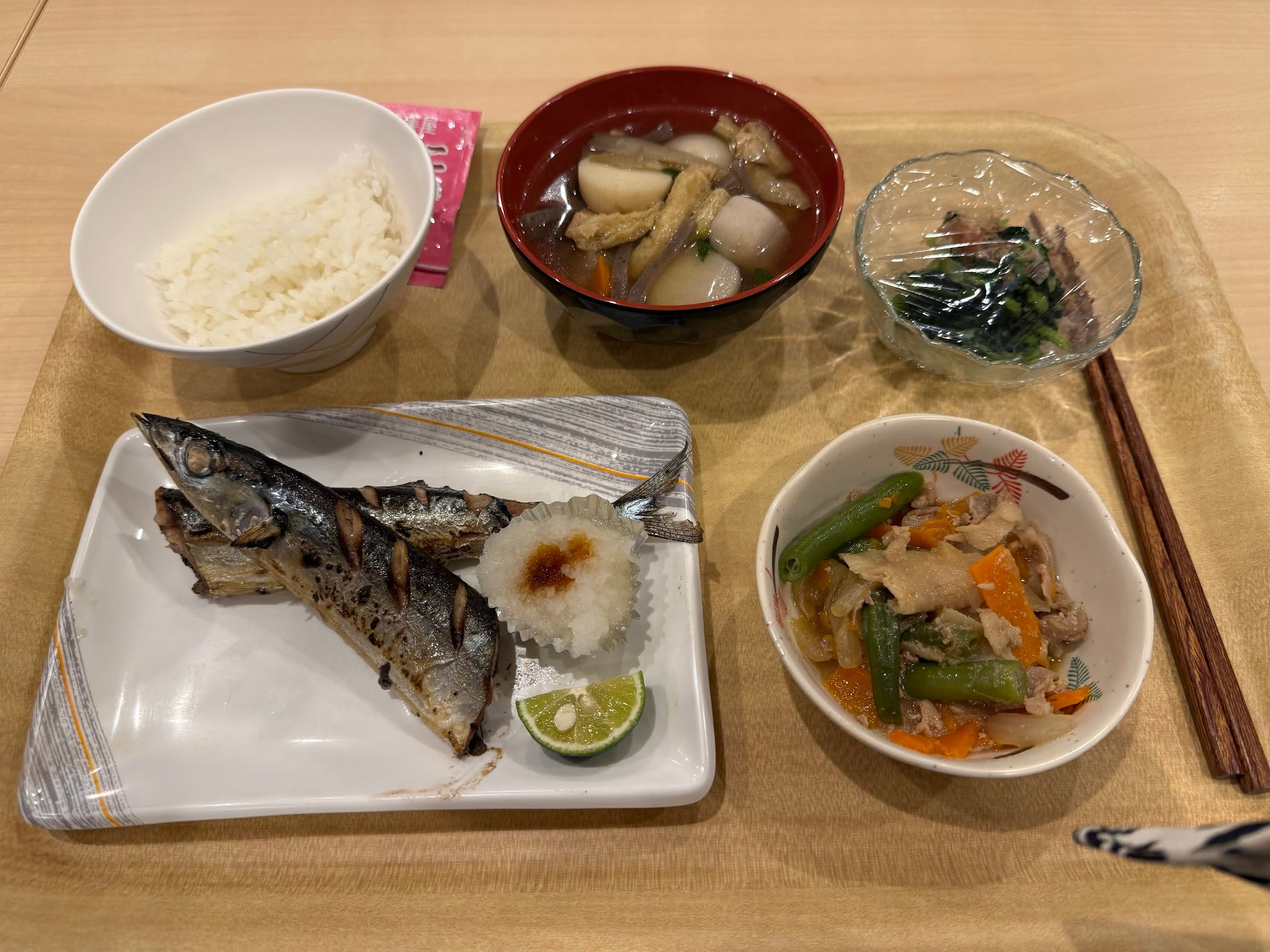 宿舍晚餐的烤秋刀魚、白飯、湯與配菜