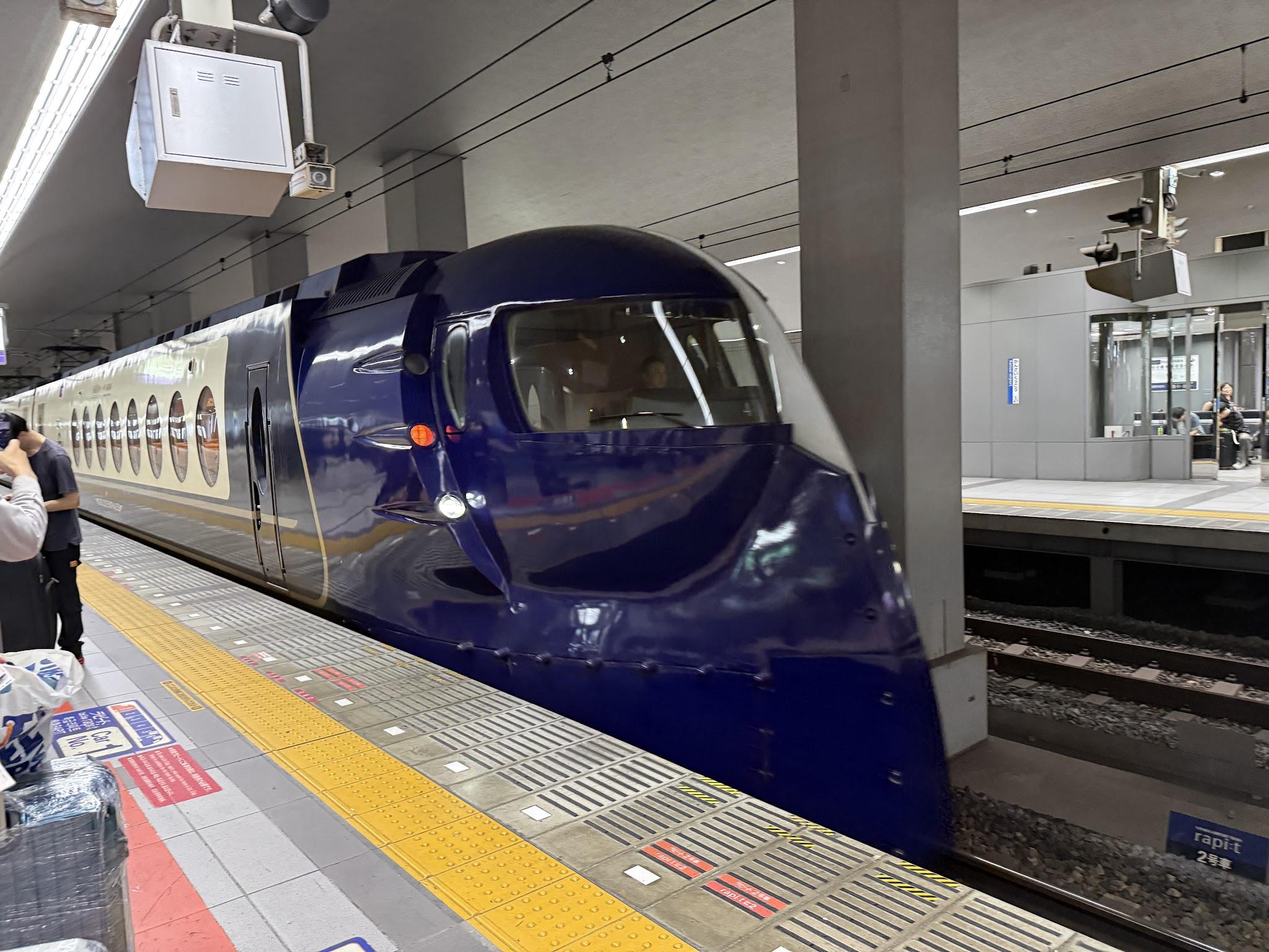 停靠在關西機場站月台的深藍色南海特急 Rapi:t 對號列車