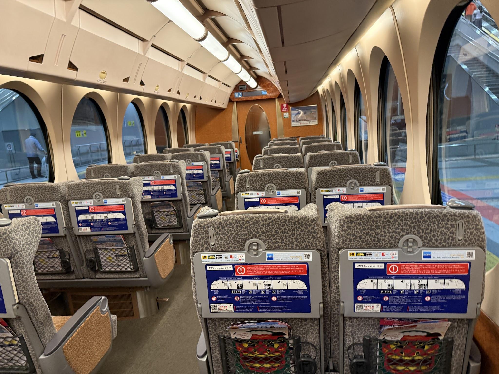 南海特急 Rapi:t 車廂內的灰色座椅與圓形窗戶