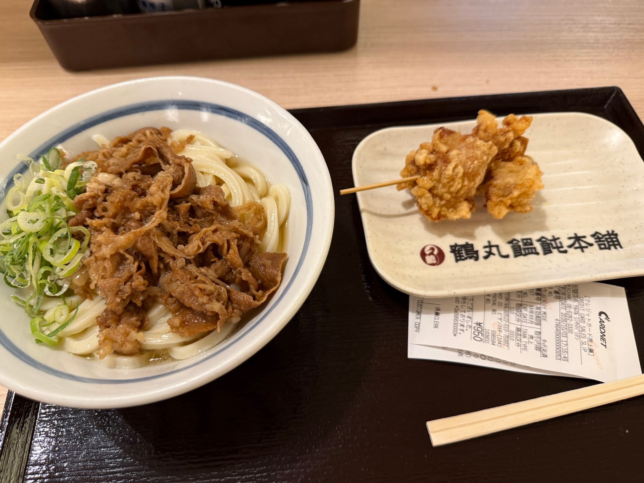 托盤上的牛肉烏龍麵與炸雞